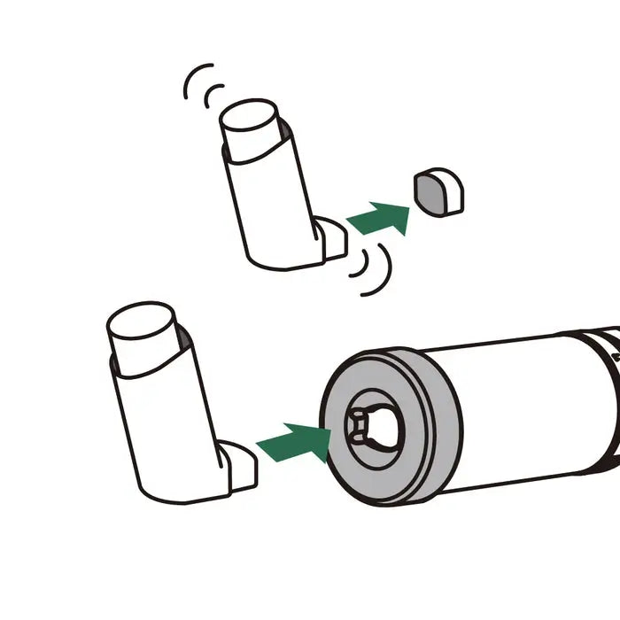 Préparer l'aérosol-doseur (AD) : Retirez le capuchon de l'aérosol-doseur. Secouez-le énergiquement 4 à 5 fois et insérez-le dans l'embout buccal de la chambre.